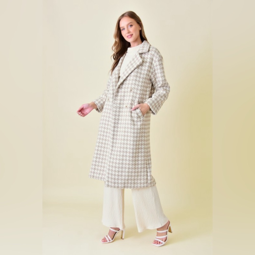 Cream Trench Coat with Classic Lapel and Streamlined Silhouette - Picture 3 of 4